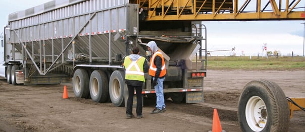 burbank-express-loads-a-trinity-trailer